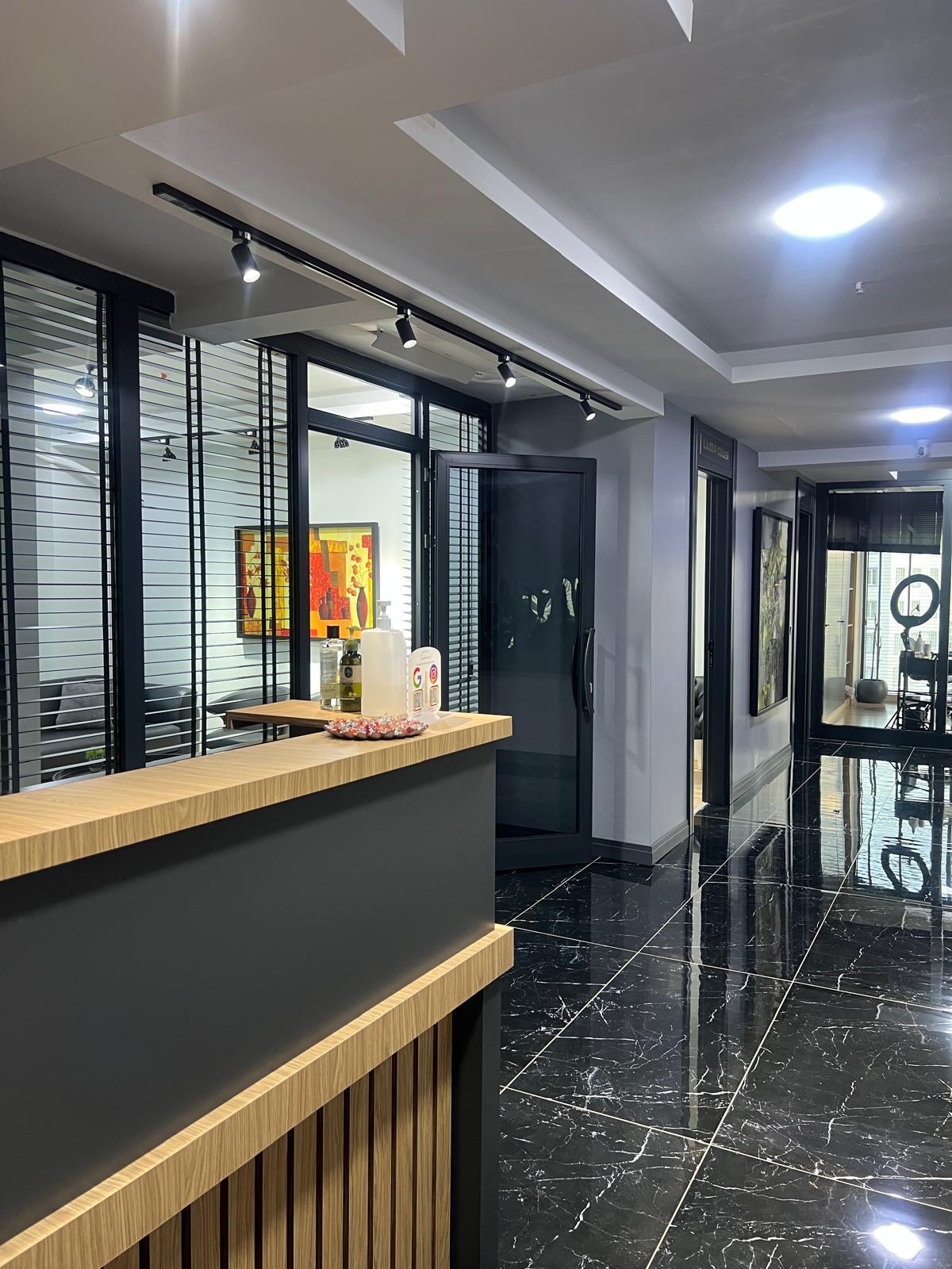 Müjda Özbek Güzellik Salonu resepsiyonu ve koridoru